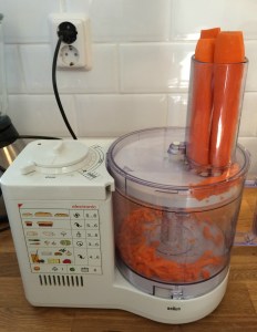 Wortels rasp je natuurlijk met de keukenmachine (als je die hebt)!
